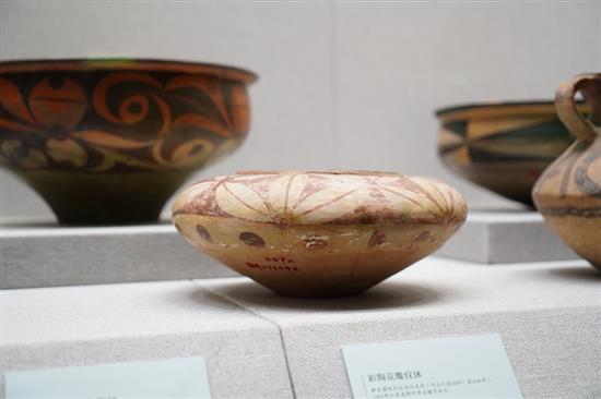 彩陶花瓣纹钵（新石器时代大汶口文化）